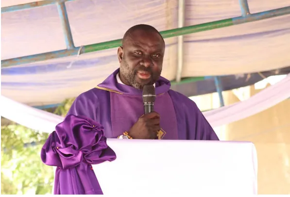 À l’occasion de Noël 2025, l’abbé Christophe Ndong lance un appel en faveur des valeurs familiales et de la paix.