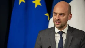 Accusé de falsifier des faits contre la rapporteuse de l’ONU, Jean-Noël Barrot se voit opposer un refus à sa demande de démission.