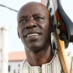 Hommage à Jimi Mbaye : un an après, le souvenir d’un guitariste légendaire résonne toujours