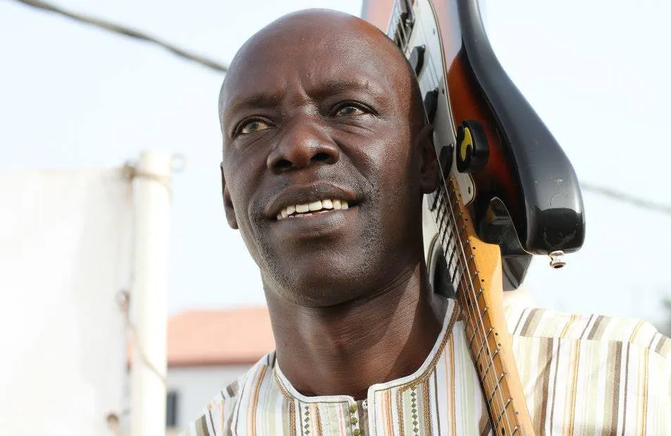 Hommage à Jimi Mbaye : un an après, le souvenir d’un guitariste légendaire résonne toujours