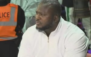 « Lutte : Modou Lô continue de s’éloigner du Sénégal »