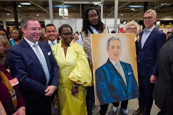 Luxembourg : un peintre sénégalais adopte une technique atypique pour immortaliser le Grand-Duc.