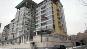 Tensions russo-britanniques : Moscou expulse un diplomate et lance une mise en garde