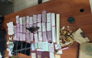 Keur Massar : une dealeuse tente de fuir la BRS en se cachant sous une table après la saisie de 3 kg de haschich