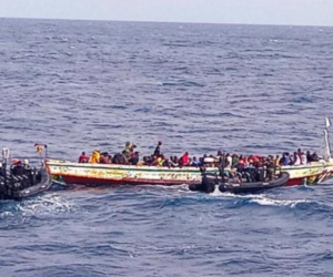 Saint-Louis : la Marine nationale porte assistance à 429 migrants interceptés en mer au large de la côte nord