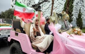 « En Iran, des mariages collectifs pour des couples prêts au “sacrifice” en temps de guerre »