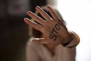 Drame conjugal : une femme de 20 ans soupçonnée d’avoir mortellement blessé son époux de 60 ans